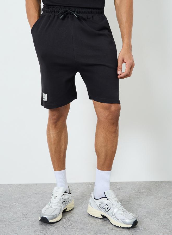 ستايلي شورت محبوك سادة بخصر برباط للرجال - Image 4